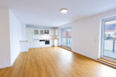 Helle 2-Zimmer-Wohnung in Top-Zustand – direkt im Herzen der Stadt - Wohnbereich mit Blick auf Balkon