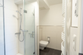 Neuwertige 2-Zimmerwohnung im 1. Obergeschoss mit Aufzug - direkte Innenstadtlage! - Badezimmer