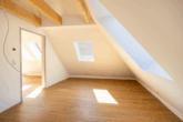 Kernsanierte, stilvolle Maisonettewohnung für Singles in der Auricher Fußgängerzone - Schlafzimmer