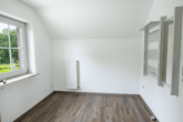 Top gepflegte Oberwohnung mit Terrasse und Gartenanteil in zentraler Lage von Warsingsfehn - Eingangsbereich/Garderobe