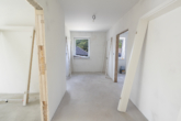 Stilvolle 3-Zimmer-Wohnung im Neubau, 1. OG – Aufzug, Balkon & Ortskernlage - Flur