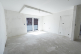 Stilvolle 3-Zimmer-Wohnung im Neubau, 1. OG – Aufzug, Balkon & Ortskernlage - Wohnzimmer und Wohnküche