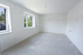 Stilvolle 3-Zimmer-Wohnung im Neubau, 1. OG – Aufzug, Balkon & Ortskernlage - Schlafzimmer
