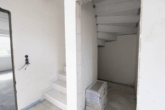 Neubau Doppelhaushälfte in ruhiger Sackgassenlage in Warsingsfehn - Treppe/Abstellraum