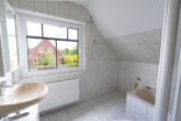 Tolle Oberwohnung mit Garage und Gartenanteil - Badezimmer