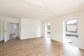 Helle 2-Zimmer-Obergeschosswohnung – Neubau in Top-Zentrumslage - Wohnzimmer