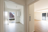 Helle 2-Zimmer-Obergeschosswohnung – Neubau in Top-Zentrumslage - Blick in Küche und Wohnzimmer