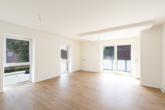 Helle 2-Zimmer-Obergeschosswohnung – Neubau in Top-Zentrumslage - Wohnzimmer mit Balkon