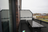 Neuwertige Dachgeschosswohnung mit Aufzug und Balkon im Zentrum von Warsingsfehn - Balkon