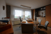 Repräsentative Gewerbeimmobilie mit Entwicklungspotenzial nahe Klinikneubau & Gewerbepark! - 4. Büro links
