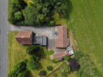Gepflegtes Einfamilienhaus mit Nebengebäuden und großem Garten in Moormerland-Hatshausen - Draufsicht