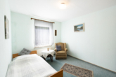 Gepflegtes Einfamilienhaus mit Nebengebäuden und großem Garten in Moormerland-Hatshausen - Schlafzimmer