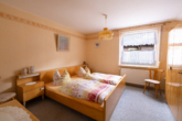 Gepflegtes Einfamilienhaus mit Nebengebäuden und großem Garten in Moormerland-Hatshausen - Schlafzimmer Nebengebäude