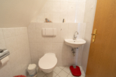 Gepflegtes Einfamilienhaus mit Nebengebäuden und großem Garten in Moormerland-Hatshausen - WC im Obergeschoss