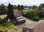 Gepflegtes Einfamilienhaus mit Nebengebäuden und großem Garten in Moormerland-Hatshausen - Draufsicht