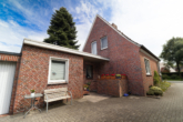 Gepflegtes Einfamilienhaus mit Nebengebäuden und großem Garten in Moormerland-Hatshausen - Seitenansicht
