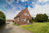Gepflegtes Einfamilienhaus mit Nebengebäuden und großem Garten in Moormerland-Hatshausen - Vorderansicht