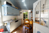 Besondere Lage am Kutterhafen – Ferienhaus mit Hafen- und Weitblick über das Weltnaturerbe Wattenmeer - Küche mit Essbereich und Zugang Garten