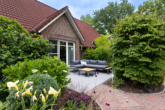 Ländlicher Wohntraum mit Top-Infrastruktur: Familienfreundliches Einfamilienhaus mit großem Garten - Terrasse (vom Wohnzimmer aus zugänglich)