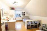 Ländlicher Wohntraum mit Top-Infrastruktur: Familienfreundliches Einfamilienhaus mit großem Garten - Schlafzimmer II