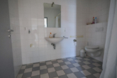 Lichtdurchflutete, barrierearme Wohnung im Stadtzentrum von Aurich! - Badezimmer