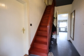 Naturliebhaber aufgepasst! Charmantes Einfamilienhaus in idyllischer Lage von Jheringsfehn - Flur und Treppe