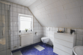 Gepflegte Dachgeschosswohnung mit traumhafter Aussicht in unmittelbarer Nähe zum Wolfsmeer - Duschbad