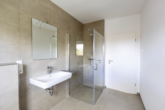 Lichtdurchflutete 3-Zimmer-Dachgeschosswohnung – Neubau in Top-Zentrumslage - Badezimmer