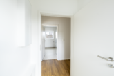 Lichtdurchflutete 3-Zimmer-Dachgeschosswohnung – Neubau in Top-Zentrumslage - Blick in zum Badezimmer