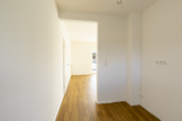 Lichtdurchflutete 3-Zimmer-Dachgeschosswohnung – Neubau in Top-Zentrumslage - Wohnküche