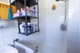 Attraktive Kapitalanlage: Gepflegtes 4-Parteienhaus in ansprechender Lage von Moormerland-Oldersum - WE EG rechts: Tageslichtbad mit Dusche