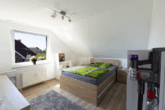 Attraktive Kapitalanlage: Gepflegtes 4-Parteienhaus in ansprechender Lage von Moormerland-Oldersum - WE OG rechts: Schlafzimmer