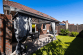 Attraktive Kapitalanlage: Gepflegtes 4-Parteienhaus in ansprechender Lage von Moormerland-Oldersum - WE EG rechts: Terrasse mit Gartenanteil