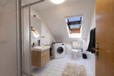 Attraktive Kapitalanlage: Gepflegtes 4-Parteienhaus in ansprechender Lage von Moormerland-Oldersum - WE OG links: Tageslichtbad mit Dusche