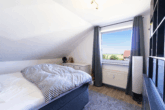 Attraktive Kapitalanlage: Gepflegtes 4-Parteienhaus in ansprechender Lage von Moormerland-Oldersum - WE OG links: Schlafzimmer