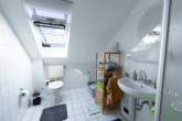 Attraktive Kapitalanlage: Gepflegtes 4-Parteienhaus in ansprechender Lage von Moormerland-Oldersum - WE OG rechts: Tageslichtbad mit Dusche
