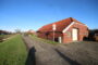 Sanierungsbedürftiges Fehnhaus  in Wiekenlage von Mormerland-Jheringsfehn - Rückansicht